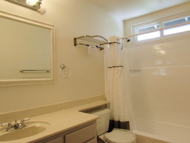Building Photo - Gorgeous Private  Townhome on Cul-de-Sac--...