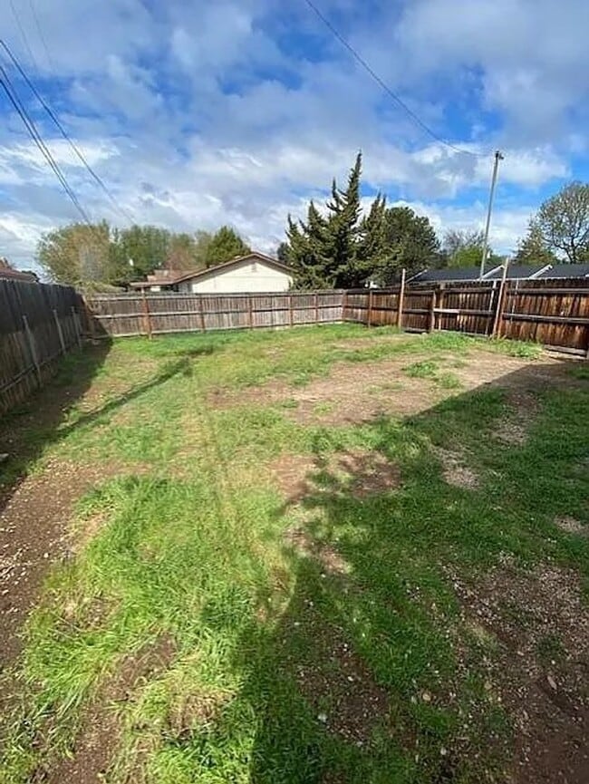 Building Photo - 2 bedroom 1 bathroom duplex with backyard ...