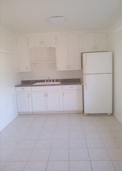 Kitchen - 211 C2 W Bobwhite Ln