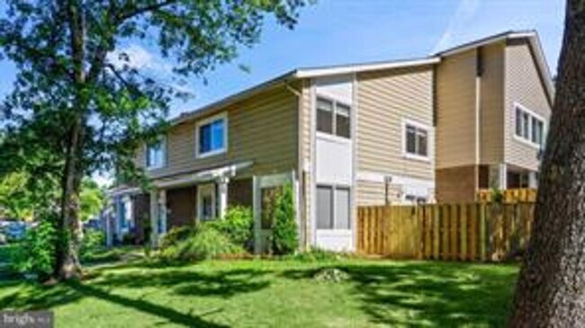 Building Photo - RENOVATED TOWNHOUSE WITH 3 BEDROOMS AND 1.5 BATHS, FENCED BACKYARD