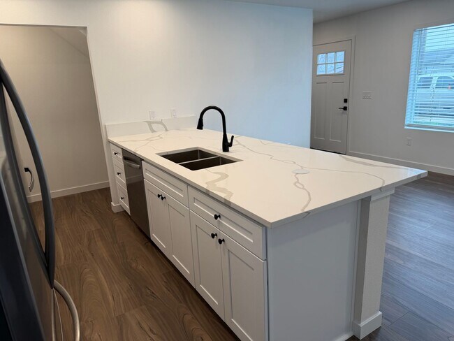 Building Photo - Brand new 3 bedroom 3 full bath townhouse in Thurston! MOVE IN SPECIAL!
