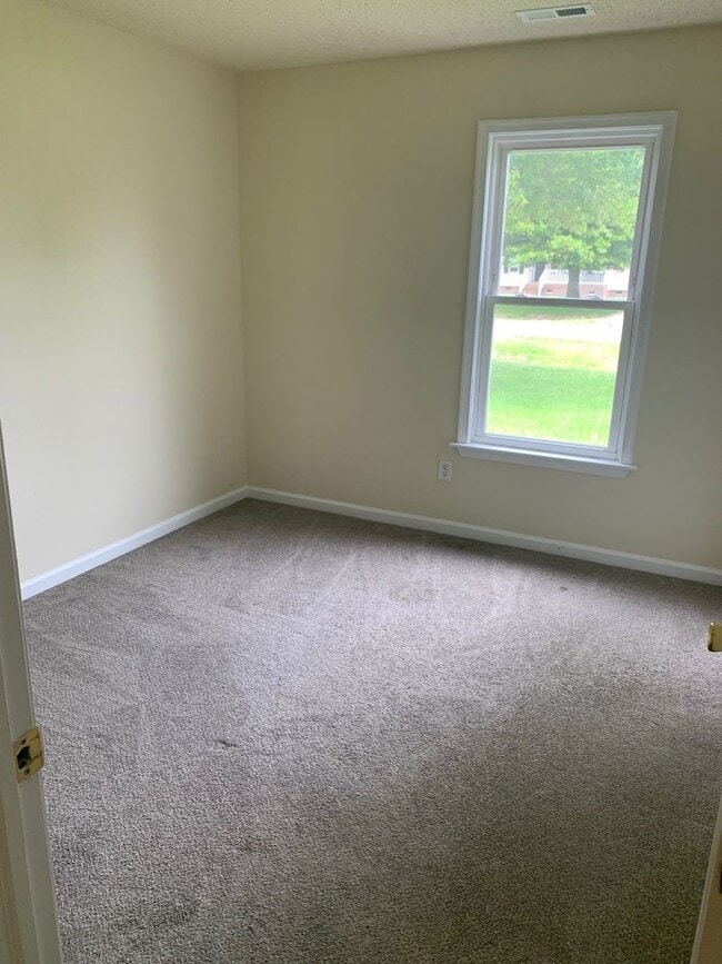 Building Photo - Great Location for VA Commuter/ Camden Cou...