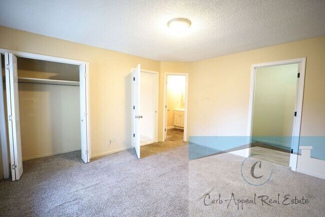Building Photo - Spacious 1 bed /1 full bath apt