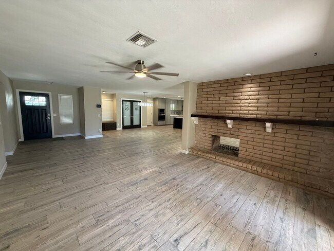 Building Photo - Luxury 4 Bedroom in Country Estates