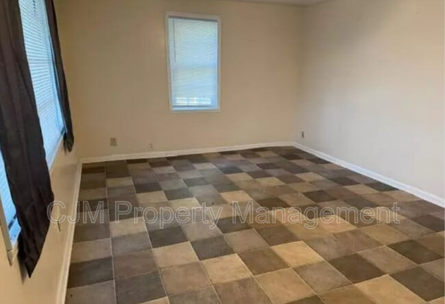 Building Photo - 569 E Main St