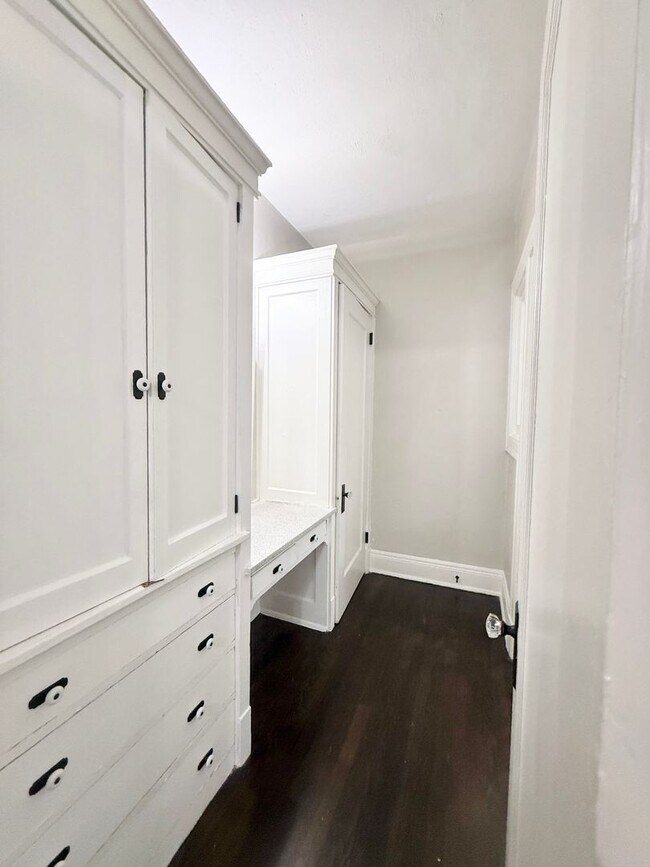 Building Photo - Unique Upstairs Studio w/ Hardwoods in Vintage 1920's Complex