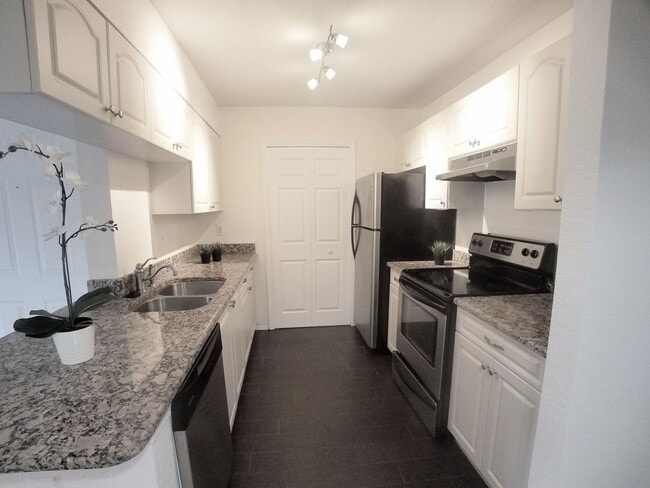 Building Photo - Beautiful 1/1 Wood Floor Condo With a Beau...