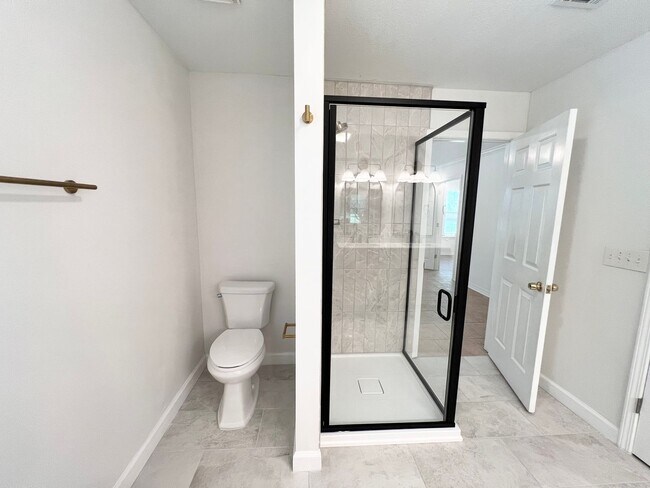 Building Photo - Charming Home - Newly Renovated