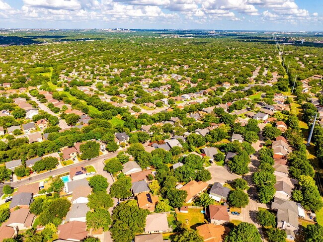 Building Photo - Spacious 4-Bedroom Rental in Autumn Ridge ...