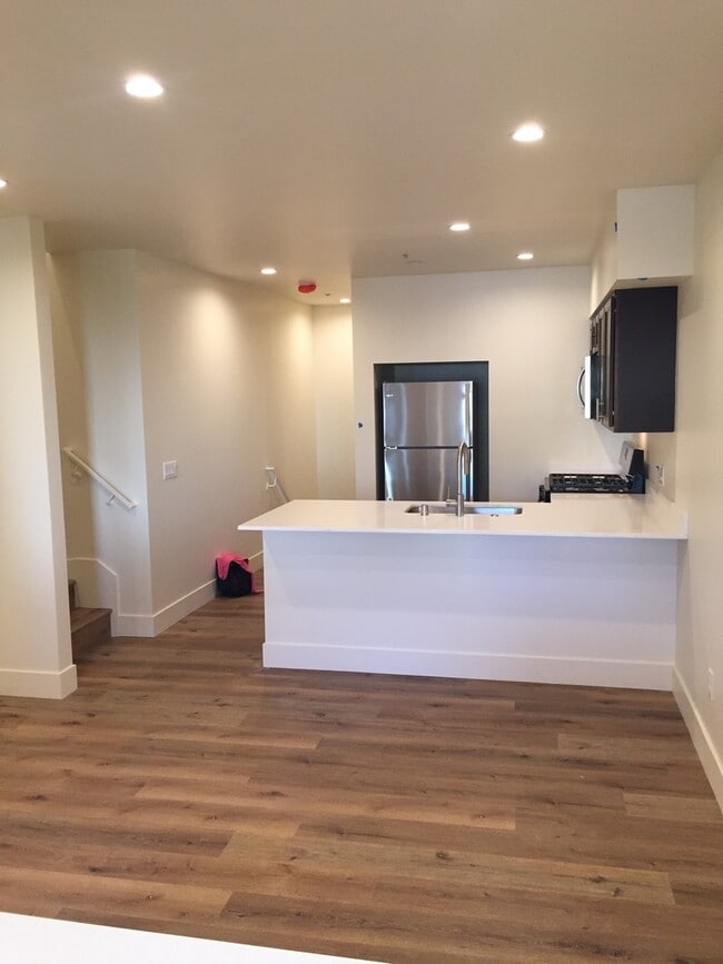Building Photo - BREATHTAKING 1BD + Office/ 2BA in La Jolla...
