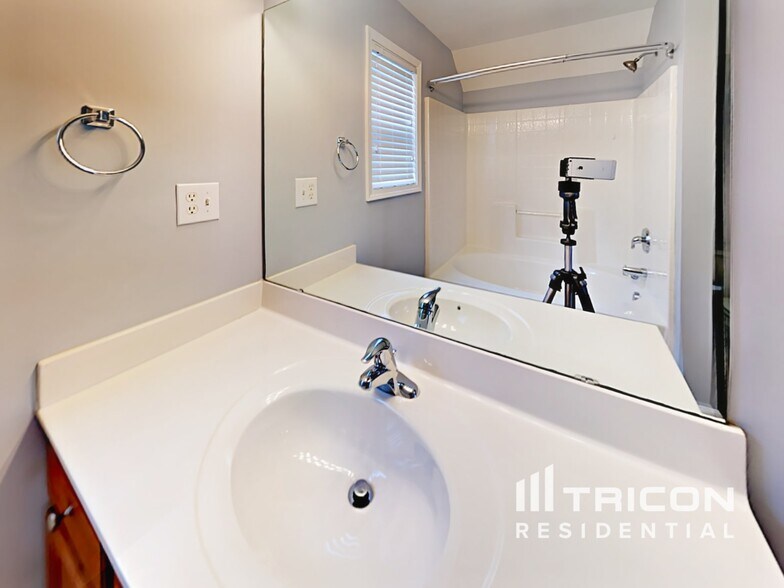 Building Photo - 9671 Mendenhall View Dr