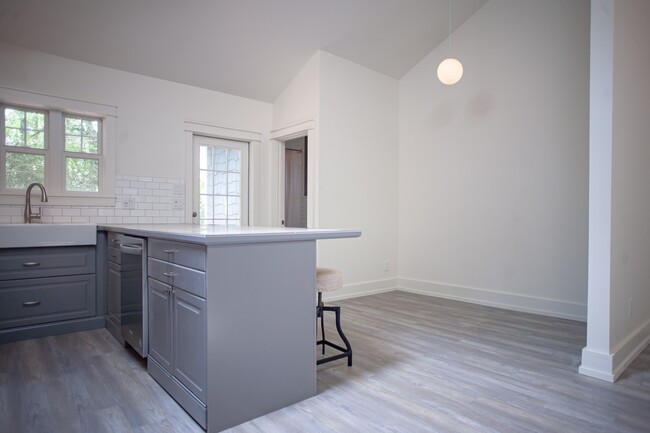 Building Photo - 113 Barclay Rd