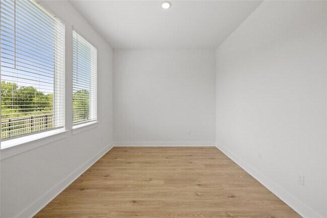 Building Photo - 1608 Kit Cir