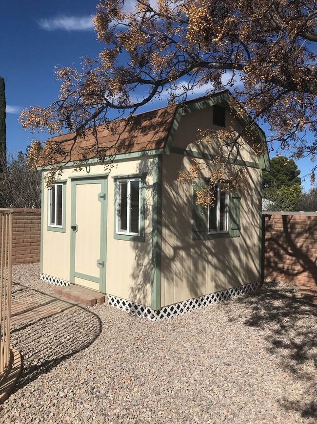 Building Photo - Backyard Pool