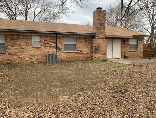 Building Photo - Move in ready! 3 Bedroom, 2 Full Bath Home...