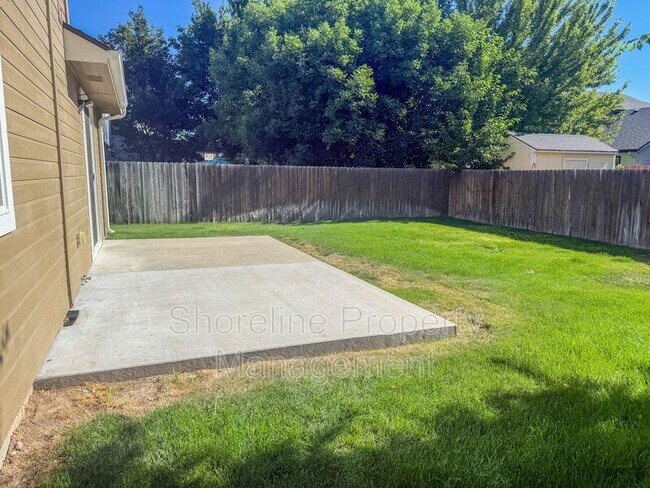 Building Photo - 3420 N Oakstone Ave