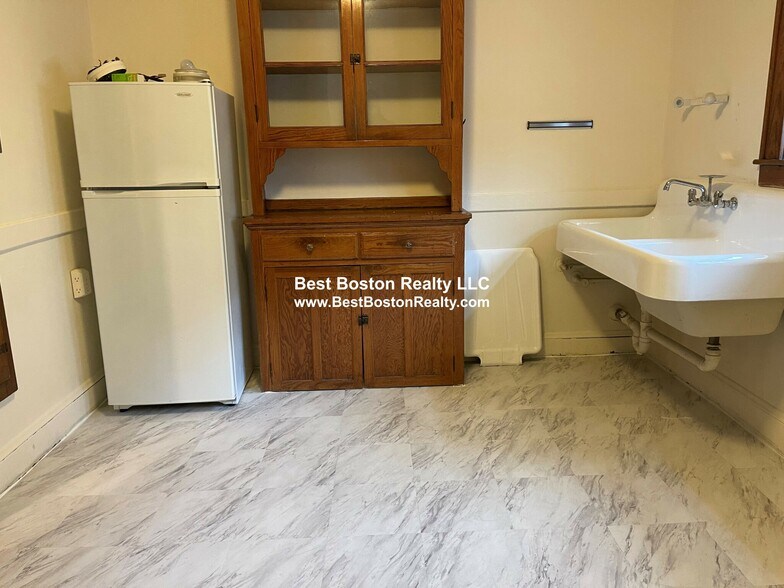 Building Photo - 22 W Wyoming Ave