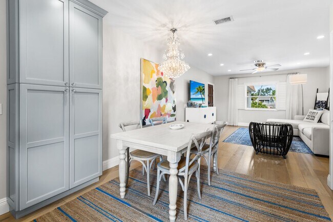 Building Photo - ** OLDE NAPLES ** 2 BED / 1 BATH - CONDO -...