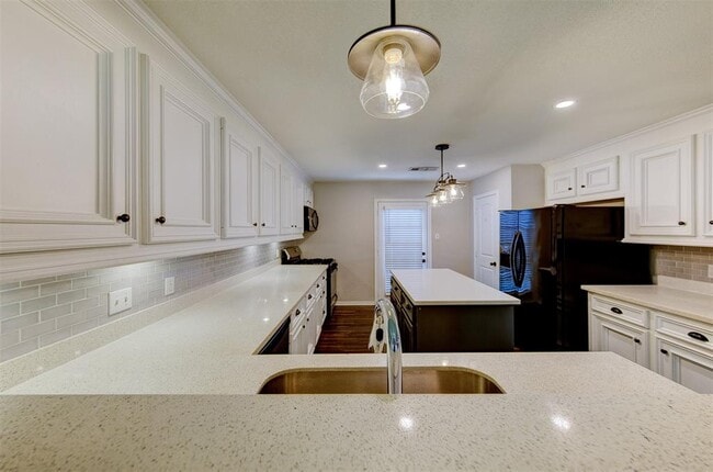 Building Photo - 402 Live Oak Ln