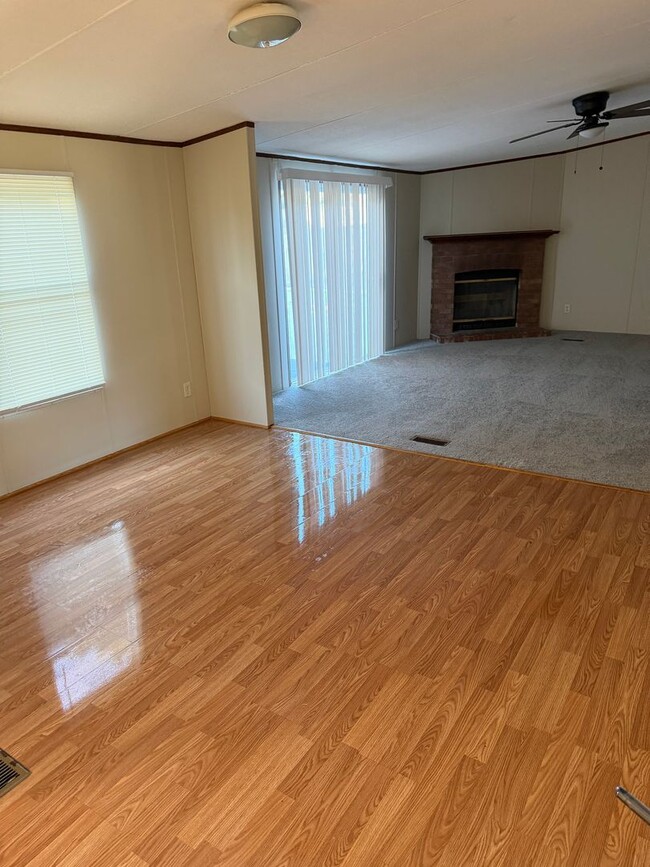 Building Photo - 3 bed 2 bath includes garden tub, patio, fireplace.