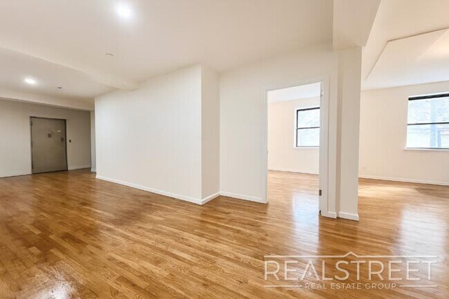 Building Photo - Spacious 2 Bedroom in Williamsburg!