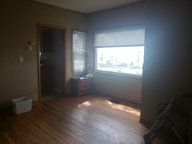 Building Photo - 660 5th St E