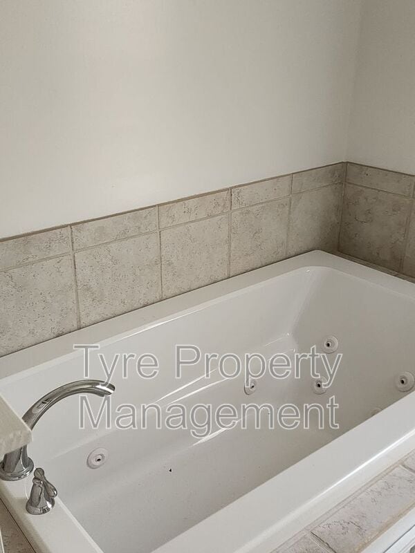 Building Photo - 320 S Square Dr