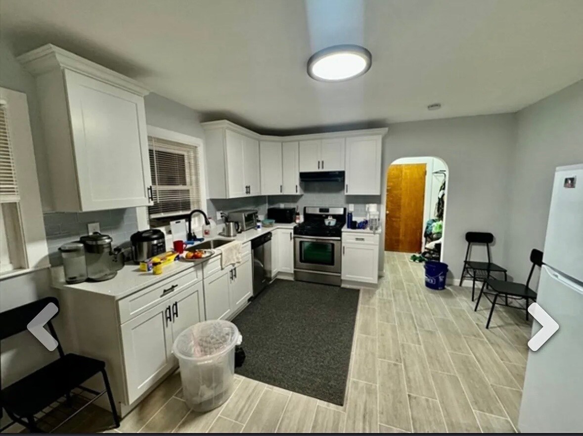 Building Photo - 261 Park St