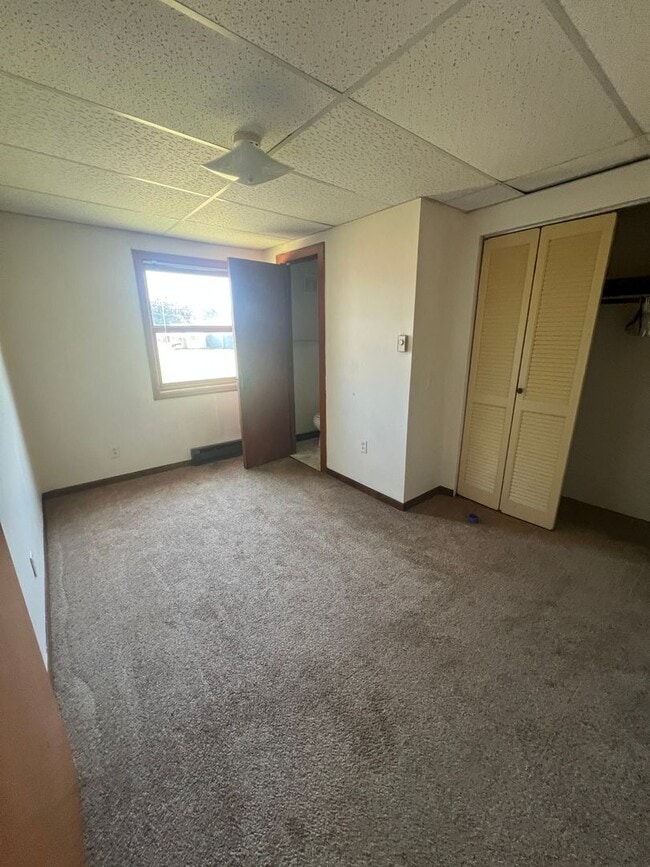 Building Photo - 305 E Maple St