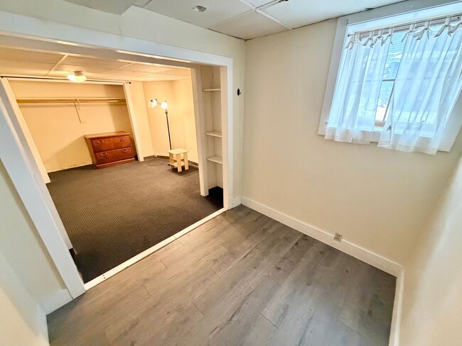 Building Photo - 3 Bedroom Apartment in Burlington VT Available NOW! OFF STREET PARKING, LAUNDRY, HEAT INCLUDED!
