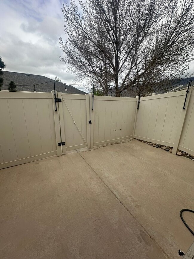 Building Photo - 3 Bed | 2.5 Bath Home in South Weber – Ready for Move-In!