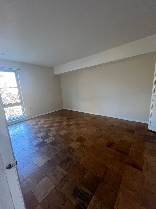 Building Photo - Charming 2 BR/1.5 BA Condo in Silver Spring!