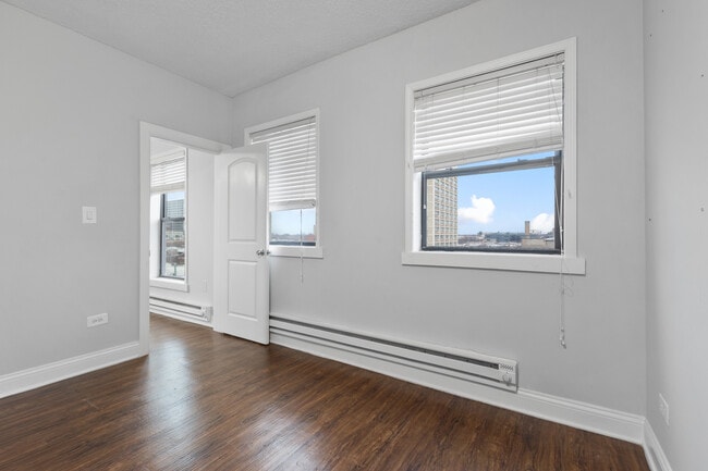 Building Photo - 4520 N Clarendon Ave