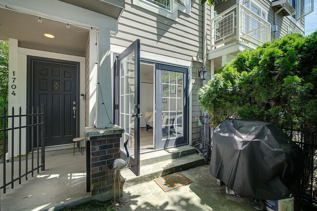 Building Photo - 2bd/2.5ba Seattle Townhome