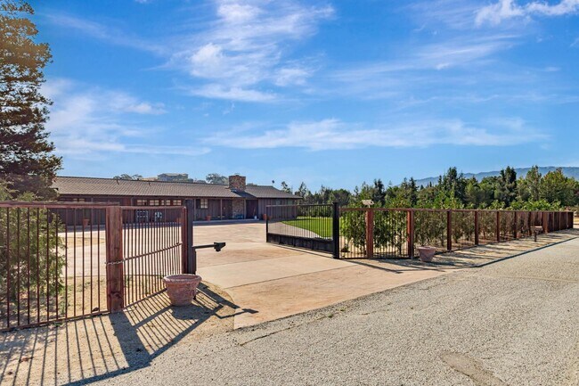 Building Photo - 9270 Linda Vista Ln