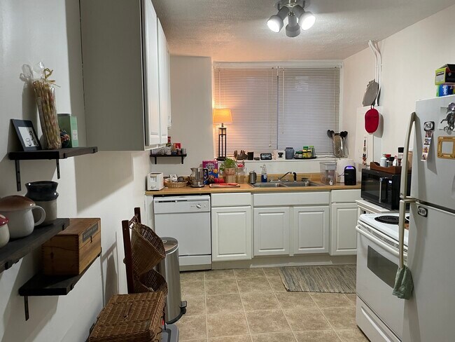 Building Photo - 1528 S High St