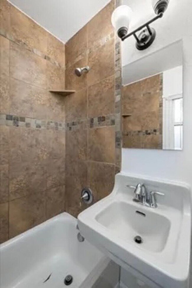 Building Photo - Charming 2 Bedroom Home with Fenced Backyard in Central Kennewick!