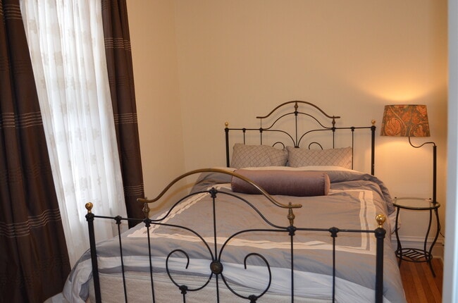 Building Photo - Lovely 2 bedroom in the heart of Ukrainian Village