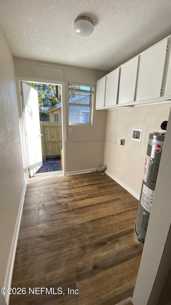 Building Photo - 4550 Crescent St