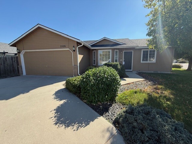 Primary Photo - 2526 N Iris Pl