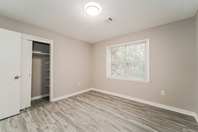 Building Photo - 573 N Park Ln