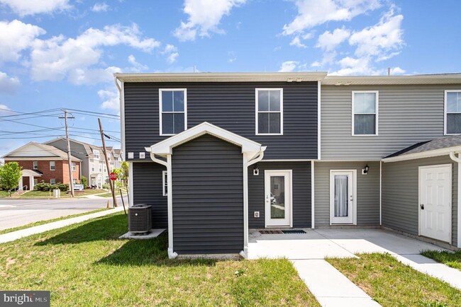 Building Photo - 652 N College St