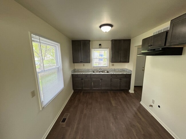 Building Photo - 2 Bedroom Single Family Home