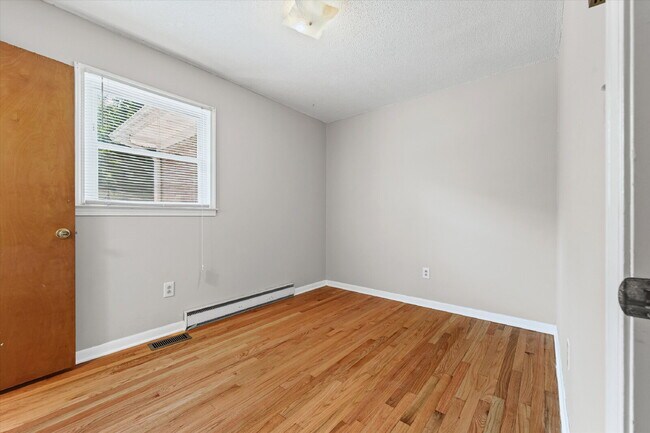 Building Photo - 3 Bedroom / 2 Bathroom Home on .78 Acres