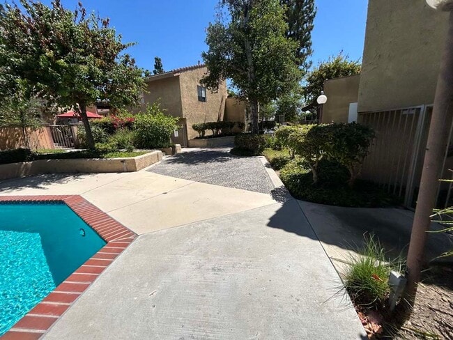 Building Photo - Charming End-Unit Townhome in the Heart of Chatsworth