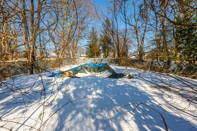 Building Photo - Huge House With Oversized Bedrooms!