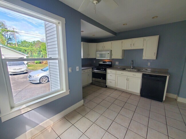 Building Photo - 420-422 Cedarwood Terrace