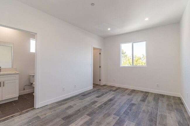 Building Photo - 5142 Riverton Ave