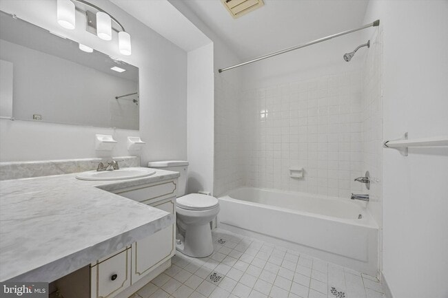 Building Photo - 517 S Randolph Ct