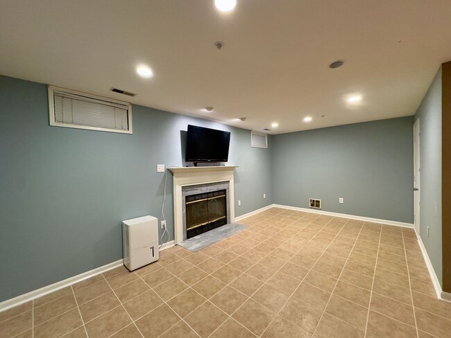 Building Photo - Spacious & Well-Appointed 3Beds/2.5Bath Ho...